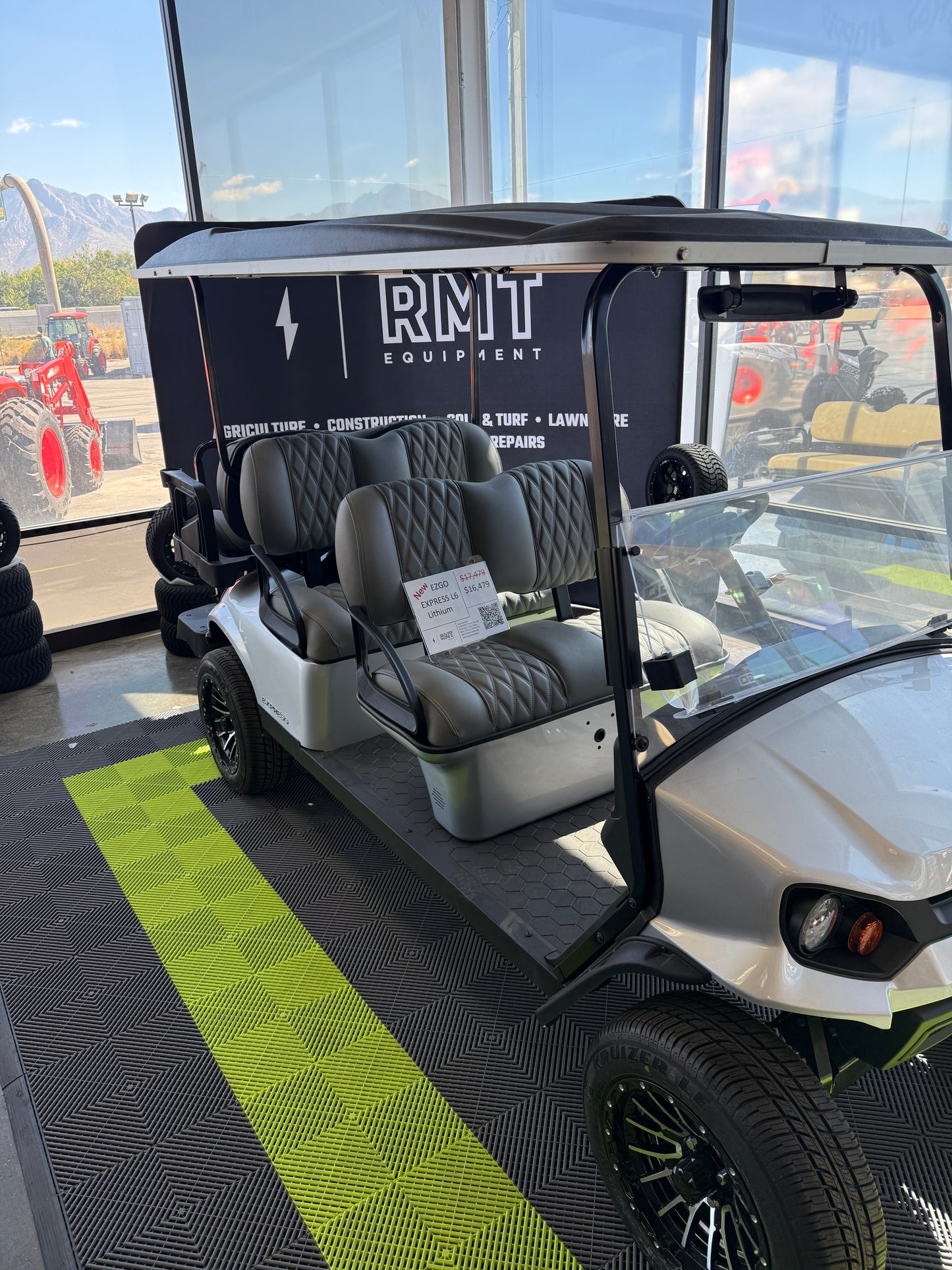 2025 E-Z-GO Express L6 ELiTE Lithium – Platinum Silver