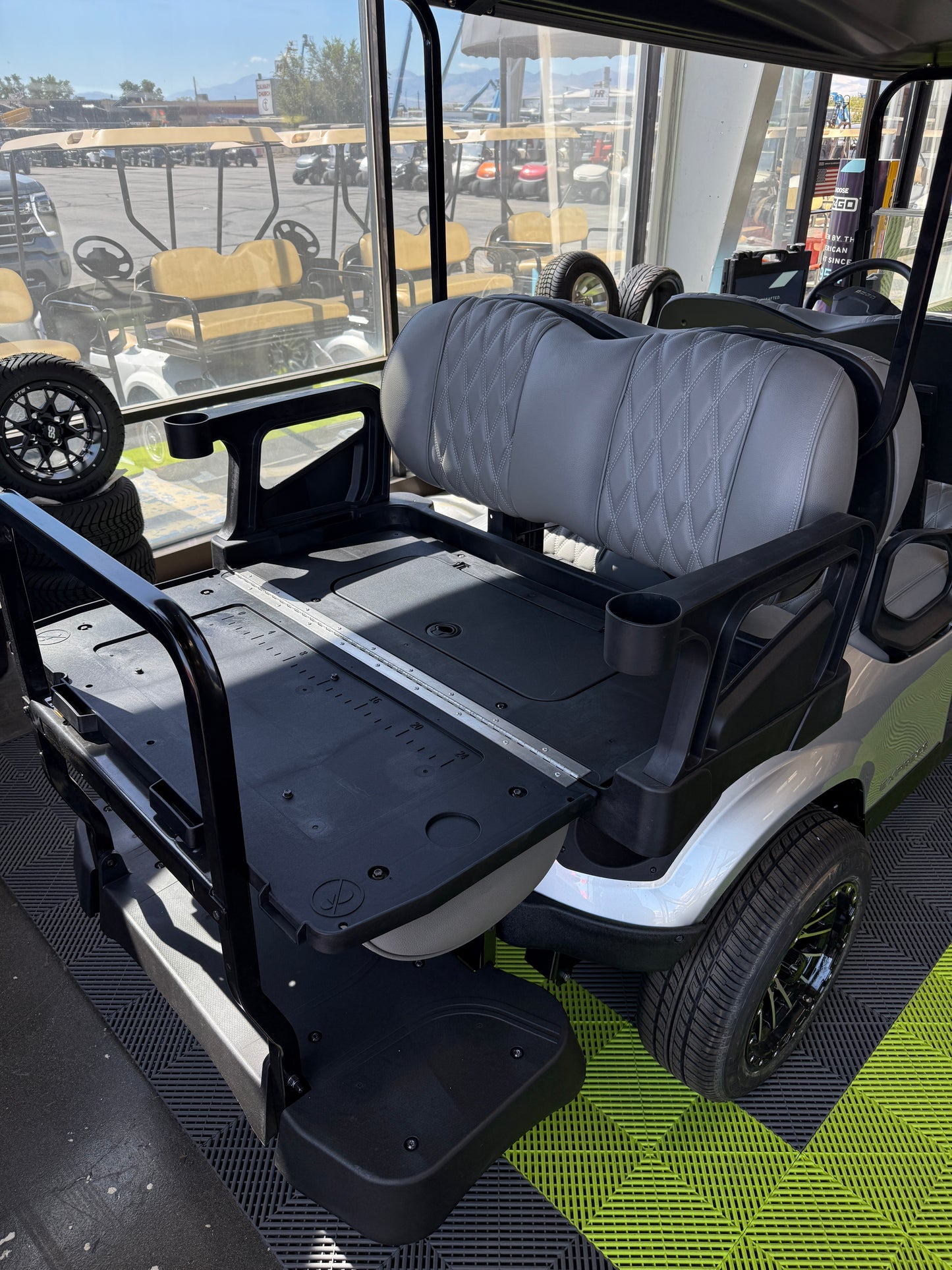 2025 E-Z-GO Express L6 ELiTE Lithium – Platinum Silver