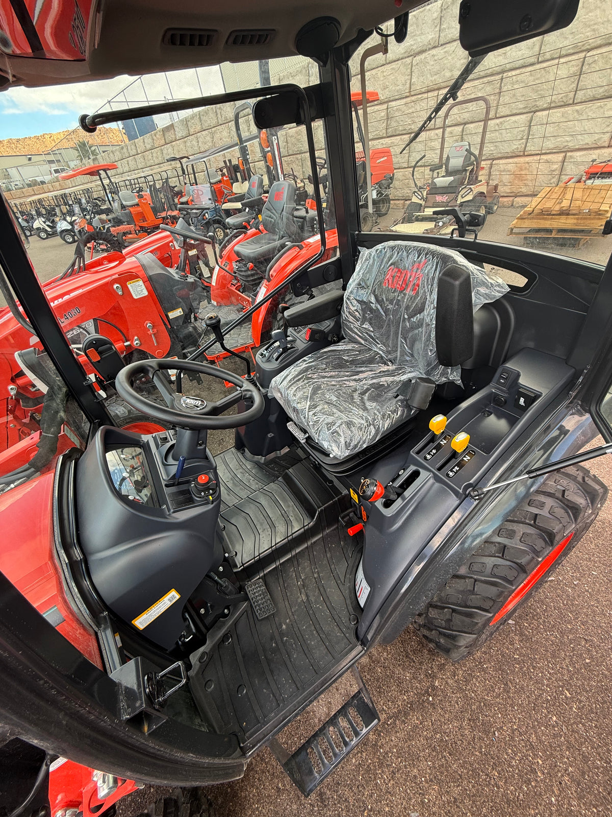 Kioti CX2510 HST Cab *** 0% financing available***