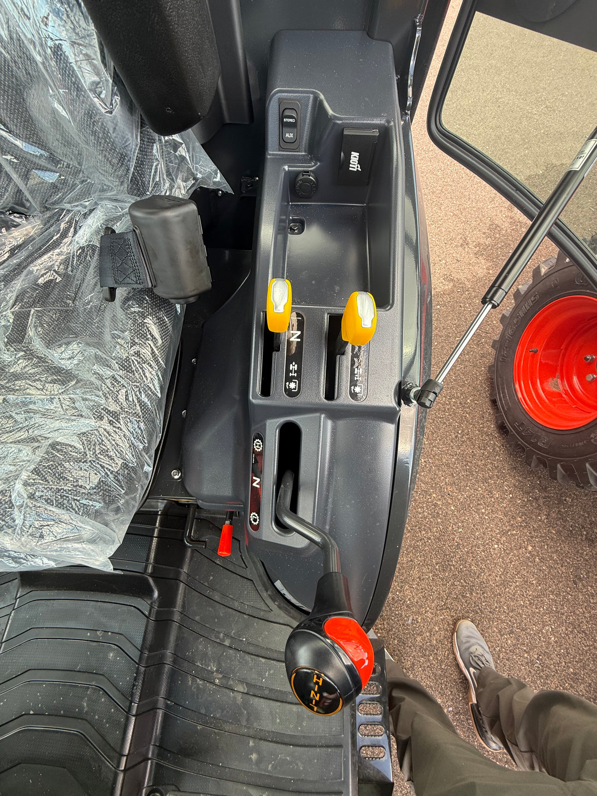 Kioti CX2510 HST Cab *** 0% financing available***