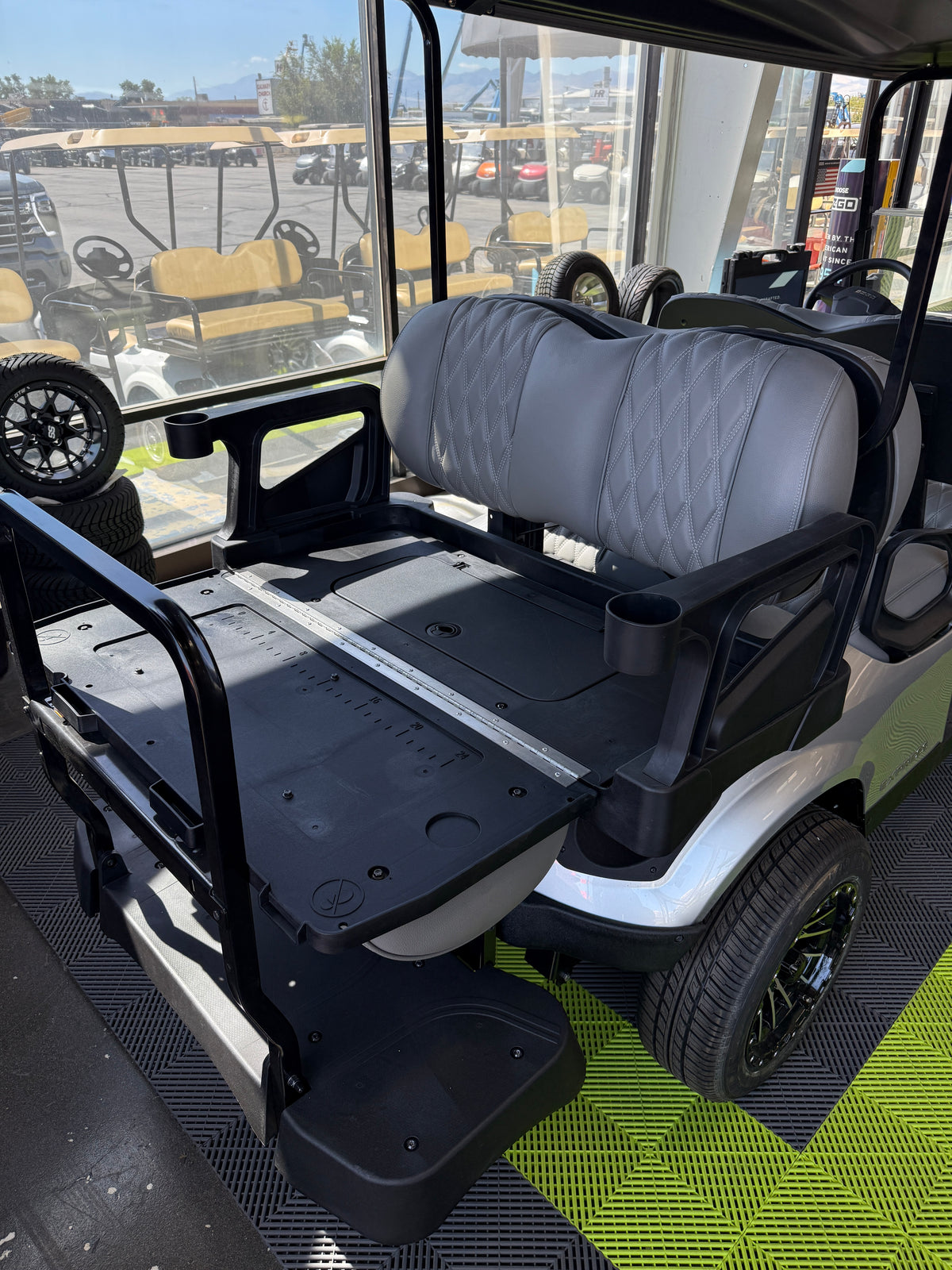2025 E-Z-GO Express L6 ELiTE Lithium – Platinum Silver