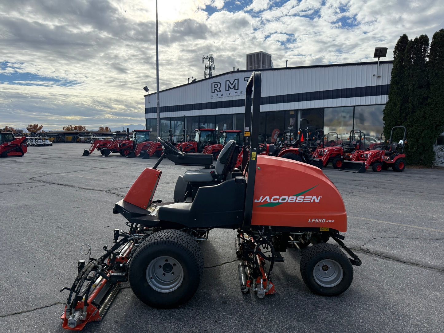 LF550 LIGHTWEIGHT FAIRWAY MOWER 44.9HP